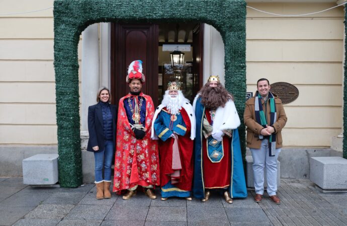 La alcaldesa de Alcalá, Judith Piquet, acompaña a los Reyes Magos en una jornada de ilusión y solidaridad