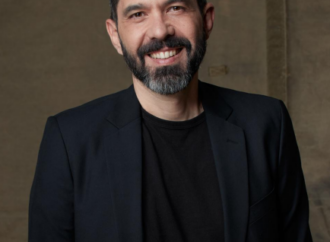El escritor alcalaíno, Alonso Trenado, firma en la Feria del Libro de Madrid este lunes, 2 de junio