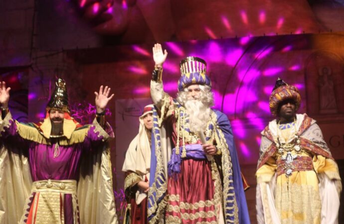 Los Reyes Magos fueron recibidos por miles de personas en Guadalajara