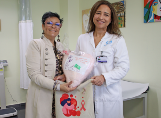 El Hospital público Universitario de Torrejón y la AECC entregan cojines terapéuticos en forma de corazón para apoyar a las pacientes con cáncer de mama