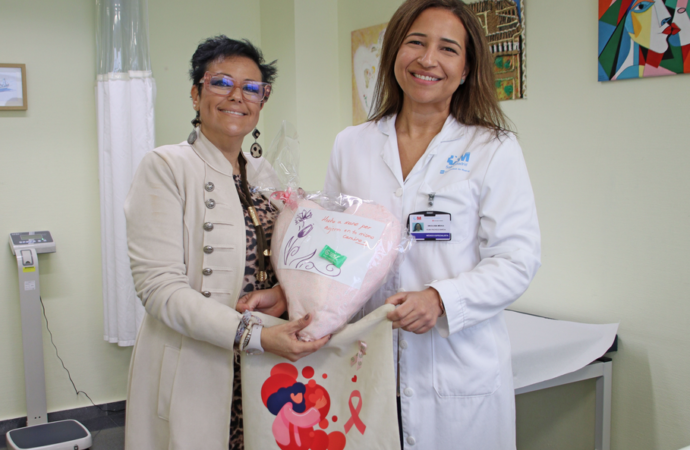 El Hospital público Universitario de Torrejón y la AECC entregan cojines terapéuticos en forma de corazón para apoyar a las pacientes con cáncer de mama