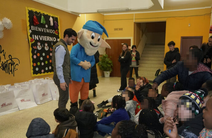 Los Guachis y el alcalde de Torrejón visitaron con regalos el programa del Comedor Escolar de Navidad