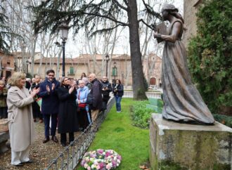 Nieves Herrero recibe emocionada el Premio «Catalina de Aragón» en Alcalá de Henares