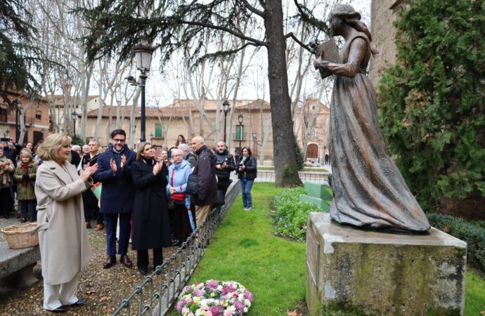 Nieves Herrero recibe emocionada el Premio «Catalina de Aragón» en Alcalá de Henares