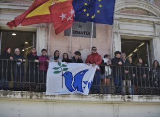 Alumnos del colegio Escuelas Pías colocaron el símbolo la Paz en el Ayuntamiento de Alcalá