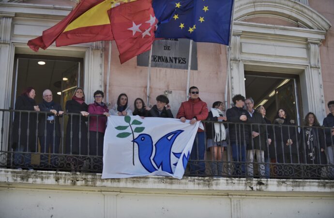 Alumnos del colegio Escuelas Pías colocaron el símbolo la Paz en el Ayuntamiento de Alcalá