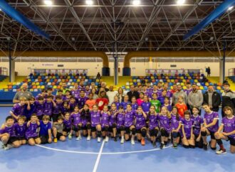 El polideportivo David Santamaría de Guadalajara, luce ya su nueva pista renovada