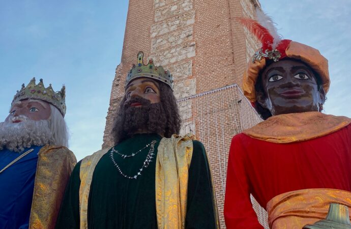 Exposición de Gigantes y Cabezudos navideña en Alcalá de Henares