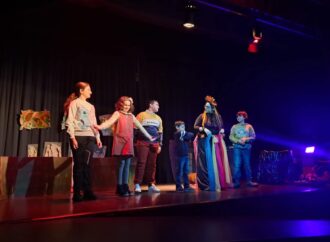 La biblioteca de Alovera se llenó para la presentación del libro su vecina, Rosa María García Valenzuela