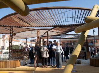 Abierta al público la remodelada Plaza de San Lucas de Alcalá con nueva zona de juegos, un quiosco y pérgolas para proporcionar sombra