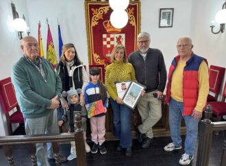 Dos de las finalistas del XII Concurso de Marcapáginas de Fuentenovilla donan sus cuadros a la Biblioteca