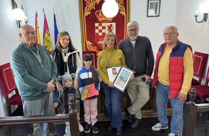 Dos de las finalistas del XII Concurso de Marcapáginas de Fuentenovilla donan sus cuadros a la Biblioteca