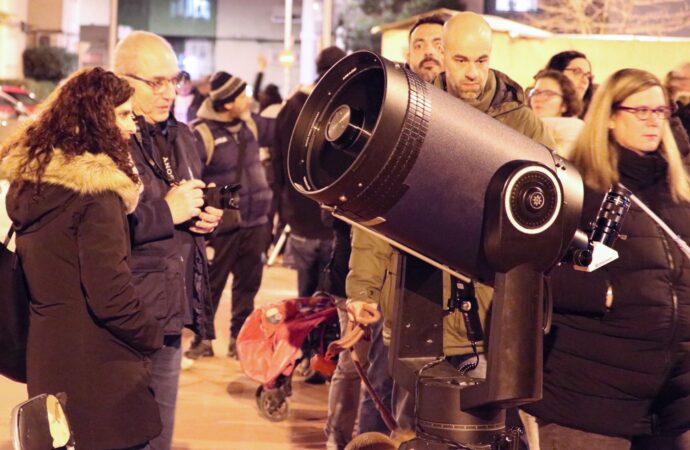 Numeroso público en la última Observación de la Luna en Alcalá