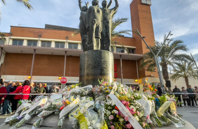 Acto homenaje en Torrejón junto al monumento a las Víctimas del 11-M en la Plaza de España