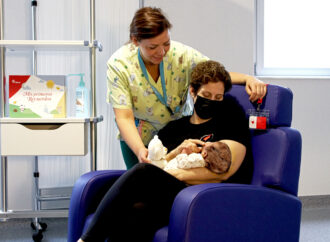 El Hospital de Torrejón y Mamás en Acción, unidos para acompañar a los niños más vulnerables durante su hospitalización