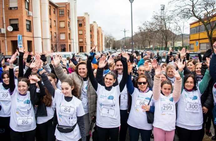 La lluvia no pudo con la popular carrera «Una Milla por la Igualdad» en Alcalá de Henares