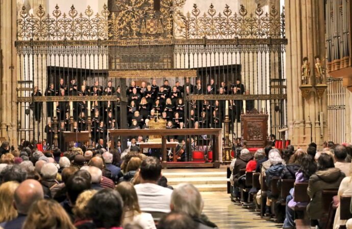 La Catedral de Alcalá acogió el concierto de la Banda Sinfónica Complutense y el Orfeón Complutense