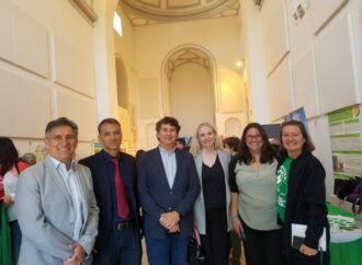 Alcalá acogió la entrega de las Banderas Verdes a 61 centros de la Comunidad de Madrid