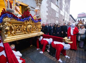 La espectacular salida del Cristo de la Columna en Alcalá sí pudo realizarse en Miércoles Santo