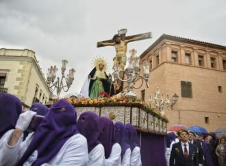 Miércoles Santo en Alcalá / «Los Trabajos» solo pudo recorrer unos metros en procesión por culpa de la lluvia