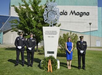 La alcaldesa de Alcalá de Henares inaugura la nueva Plaza de la Policía Nacional con un monumento conmemorativo por su bicentenario