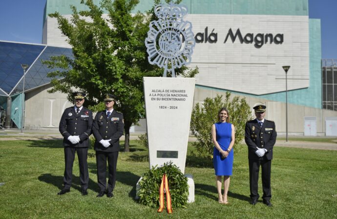 La alcaldesa de Alcalá de Henares inaugura la nueva Plaza de la Policía Nacional con un monumento conmemorativo por su bicentenario