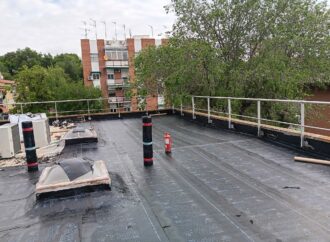 El Ayuntamiento de Alcalá realiza trabajos de mejora en las cubiertas de la biblioteca Pío Baroja