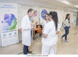 Mesa informativa en el Hospital de Guadalajara sobre un proyecto de acompañamiento en hospitales