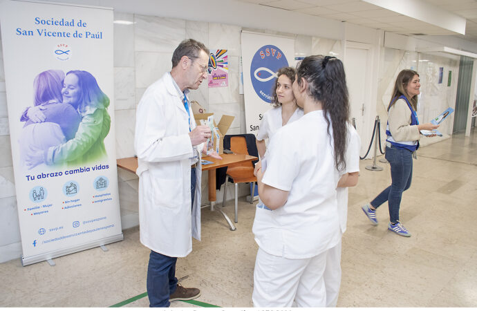 Mesa informativa en el Hospital de Guadalajara sobre un proyecto de acompañamiento en hospitales
