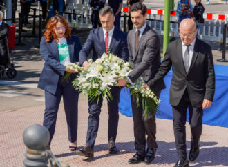 Homenaje en Torrejón a las personas fallecidas por el COVID-19 con familiares, asociaciones y entidades