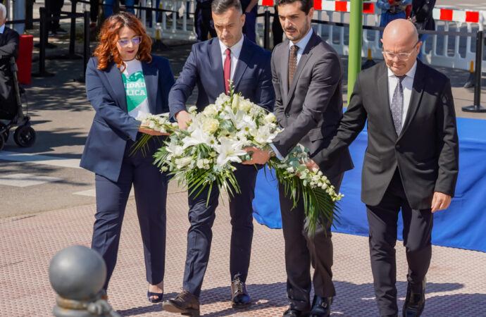 Homenaje en Torrejón a las personas fallecidas por el COVID-19 con familiares, asociaciones y entidades