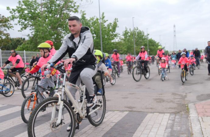 El mes del deporte en Alovera se inició con cientos de personas en bici