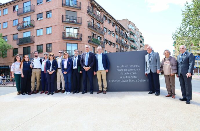 Un monolito en la plaza de Santa Ana de Alcalá recuerda ya a Francisco Javier García Gutierrez