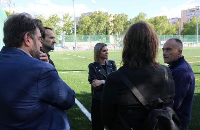 El campo de fútbol de la A.D. Henares renueva sus instalaciones en Alcalá