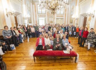 Homenaje del Ayuntamiento de Alcalá a los 75 profesores voluntarios de los Centros de Mayores de la ciudad