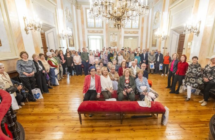 Homenaje del Ayuntamiento de Alcalá a los 75 profesores voluntarios de los Centros de Mayores de la ciudad