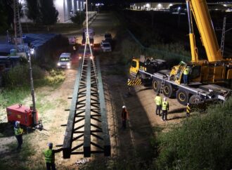 Completada la instalación del módulo central sobre la vía para la pasarela peatonal en Alovera