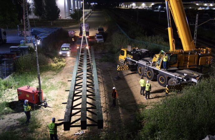 Completada la instalación del módulo central sobre la vía para la pasarela peatonal en Alovera