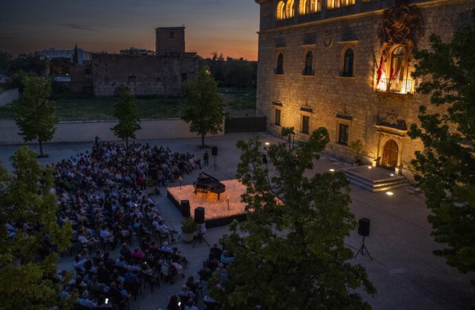 Miles de personas participaron en las actividades de «La Noche en Blanco 2025» en Alcalá de Henares