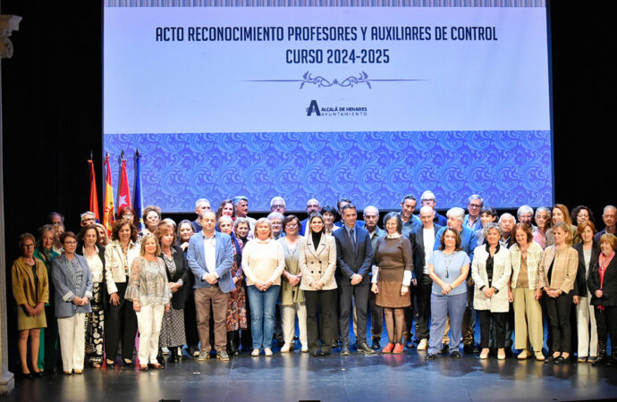 Vídeo / Homenaje en Alcalá a los profesores y auxiliares de control que se jubilan este curso