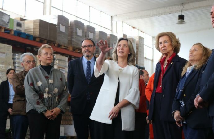 La Reina emérita Doña Sofía visitó el Banco de Alimentos de Guadalajara