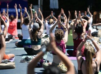 El Parque O´Donnell acogió el «Alcalá Yoga Day» con mucha participación