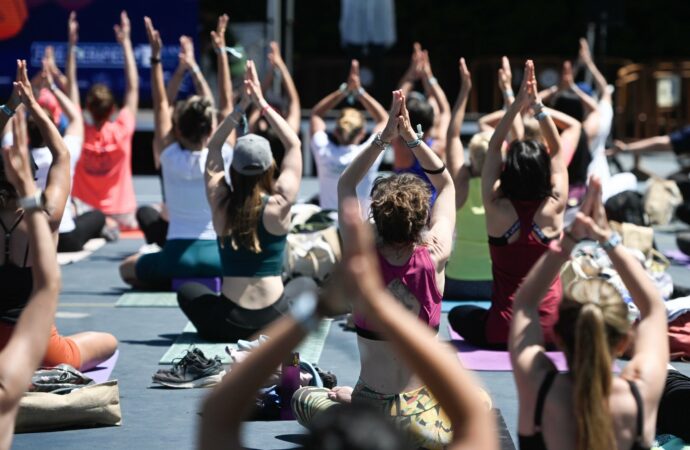 El Parque O´Donnell acogió el «Alcalá Yoga Day» con mucha participación