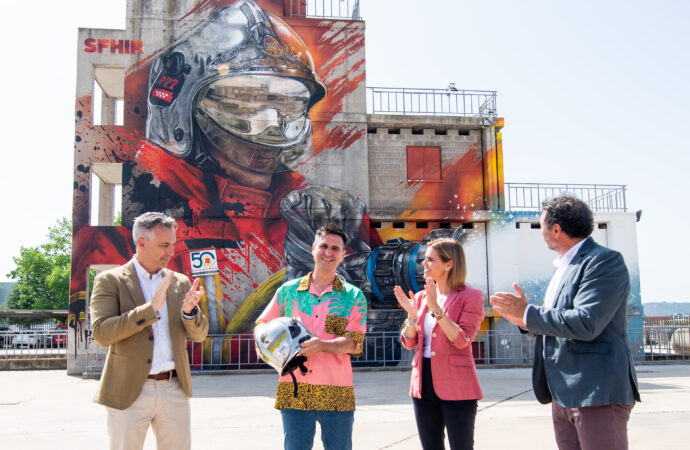 El Parque de Bomberos de Alcalá estrena un gran mural para conmemorar su 50 aniversario