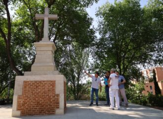 Finaliza la restauración y recuperación de la Cruz del Siglo en Alcalá, en el Campo del Ángel