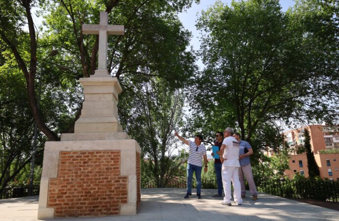 Finaliza la restauración y recuperación de la Cruz del Siglo en Alcalá, en el Campo del Ángel