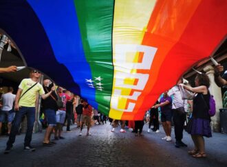 CCOO denuncia la vandalización de una pancarta LGTBI en su local de Alcalá de Henares