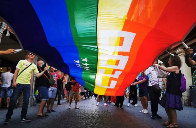 CCOO denuncia la vandalización de una pancarta LGTBI en su local de Alcalá de Henares