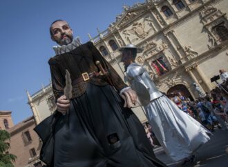 Encuentro de Gigantes y Cabezudos en Alcalá con mucha participación a pesar del calor