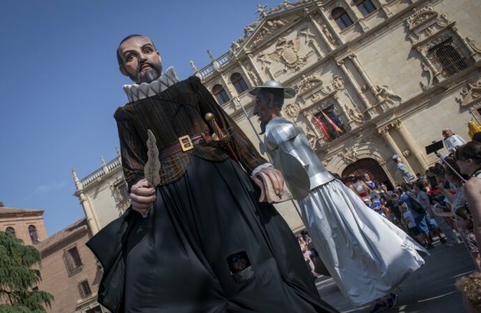 Encuentro de Gigantes y Cabezudos en Alcalá con mucha participación a pesar del calor